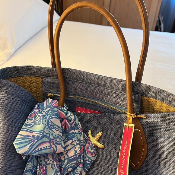 Lilly Pulitzer Blue beach bag with Scarf with Tropical Print - Picture 4 of 4